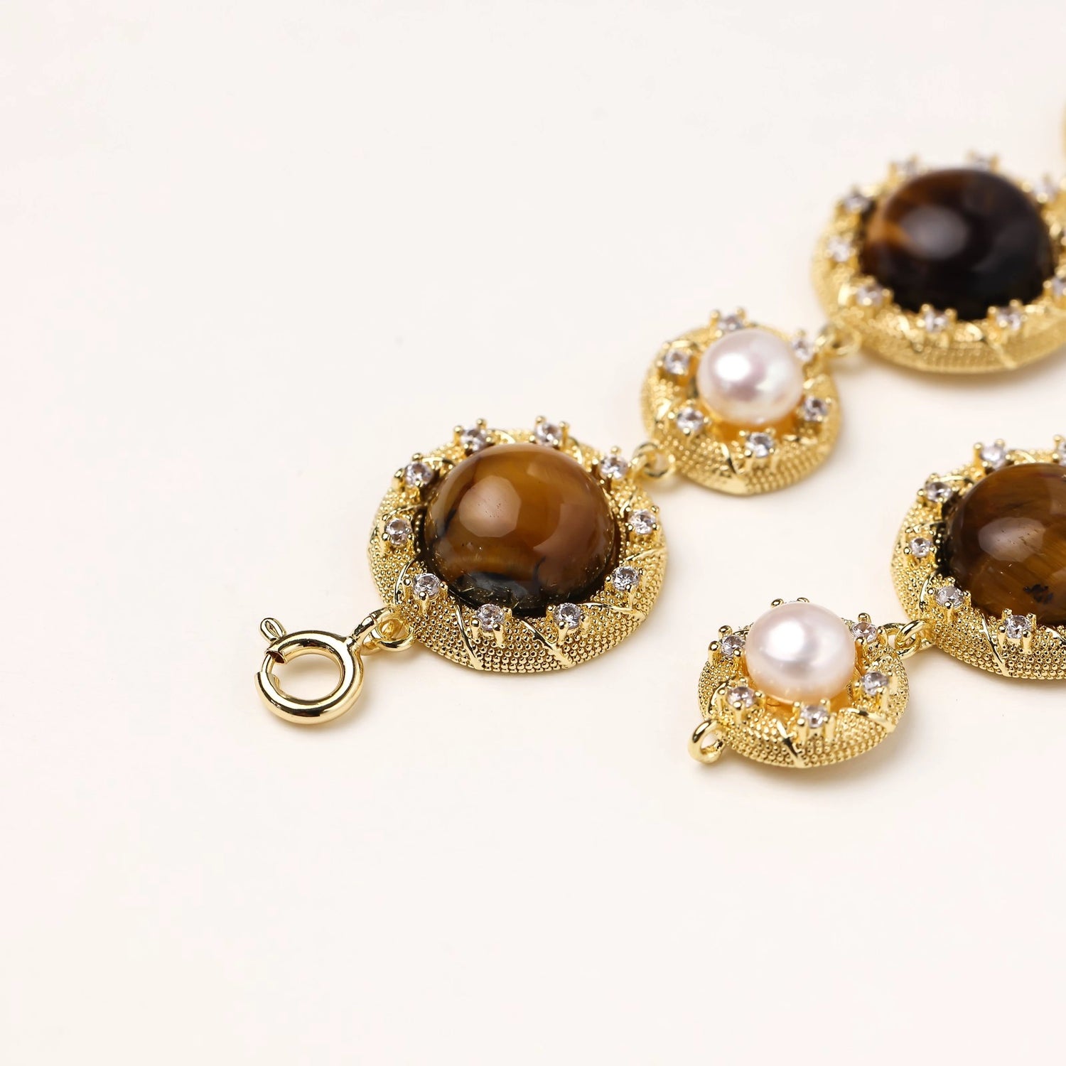 Gold-plated link bracelet with alternating brown tiger&
